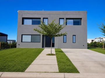 Casa · 327m² · 5 Ambientes · 2 Cocheras · Casa en Puertos del Lago