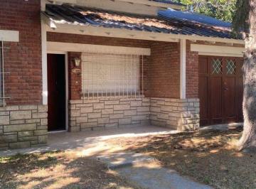 Casa de 3 ambientes, Mar del Plata · Chalet en Barrio La Florida, 3 Ambientes con Garage y Jardín Trasero con Parrilla.