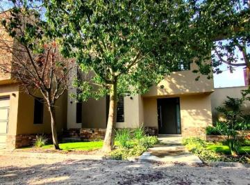 Casa · 573m² · 6 Ambientes · 2 Cocheras · Casa en Venta Callejón Semi Privado Calle Gutiérrez Inmediaciones Club de Campo V, Pileta, Cochera
