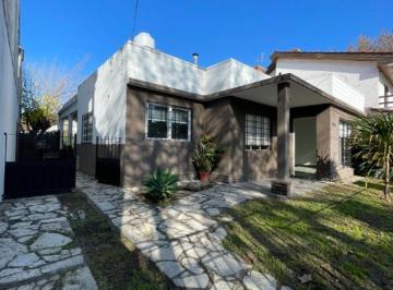 Casa de 4 ambientes, Morón · Venta. Apta Credito Casa 4 Ambientes. Morón Norte. Amplio Parque y Cochera Pasante