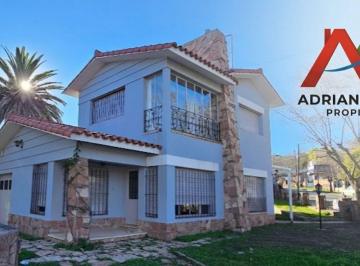 Casa · 447m² · 8 Ambientes · 1 Cochera · Casa - La Falda