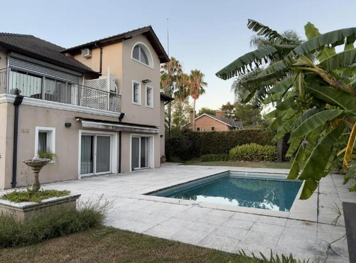 Casa · 367m² · 5 Ambientes · 2 Cocheras