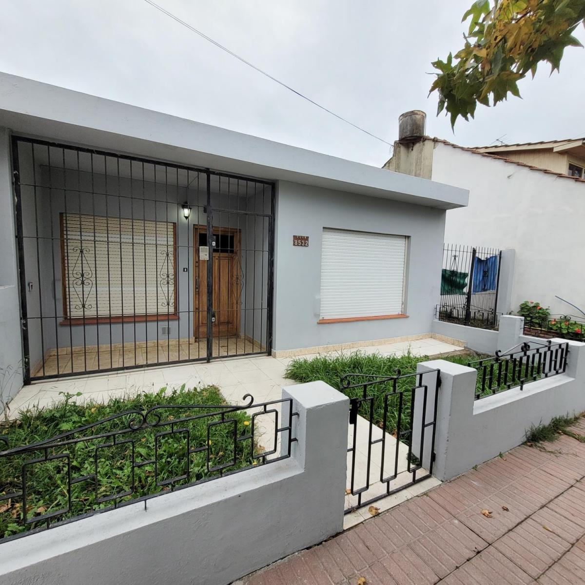 Casa cuatroambientes con patio y entrada para varios vehiculos
