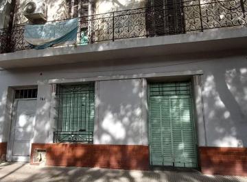 Casa · 180m² · 7 Ambientes · Casa con Dos Deptos. en Lote Propio - Frente - Fondo