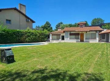 Casa · 145m² · 4 Ambientes · 1 Cochera · Casa en Mapuche