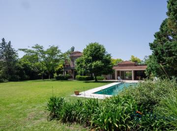 Casa · 2200m² · 4 Dormitorios · 2 Cocheras · Casa en Venta en Martindale C. C. - Muy Buena Ubicacion y Jardin Totalmente Parquizado