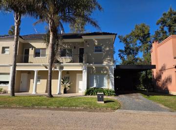 Casa · 72m² · 3 Ambientes · 2 Cocheras · Venta de Casa de 3 Ambientes con Galería - Parrila - Parque - Pileta - Apto Crédito La Lonja, Pilar