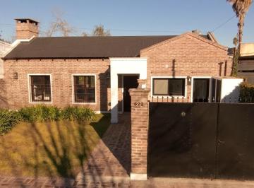 Casa · 130m² · 4 Ambientes · 1 Cochera · Casa Renovada en Areco - a Minutos de La Plaza Principal