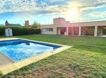 Casa · 200m² · 5 Ambientes · 2 Cocheras · Alquiler/venta Casa 200 m² - Parque 1450 m² - Funes Town
