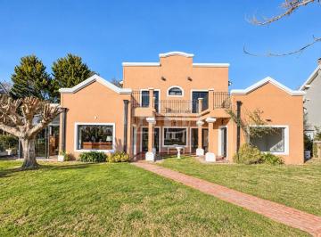 Casa · 320m² · 6 Ambientes · 2 Cocheras · Espectacular Casa en Alquiler en El Lauquen
