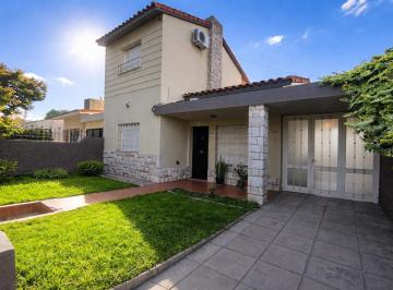 Casa · 190m² · 4 Ambientes · 3 Cocheras · Casa en Venta en Barrio Maipu, 3 Dorm., Amplio Patio