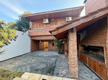 Casa · 480m² · 7 Ambientes · 2 Cocheras · Excelente Chalet con Gran Fondo con Piscina