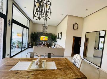 Casa · 165m² · 4 Ambientes · 1 Cochera · Casa en Venta en El Recodo con Pileta