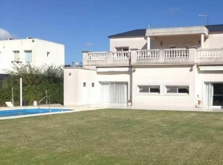 Casa · 219m² · 7 Ambientes · 2 Cocheras