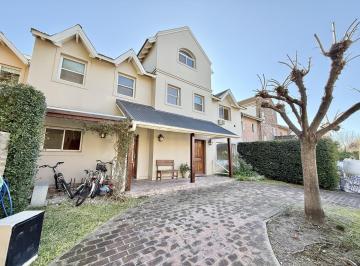 Casa · 230m² · 5 Ambientes · 2 Cocheras · Casa a La Venta en El Barrio Cerrado Los Aromos, San Isidro