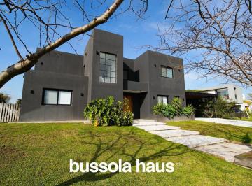 Casa · 227m² · 5 Ambientes · Casa en Venta de 5 Ambientes Al Lago con Pileta y Cochera en Cantón Norte Escobar