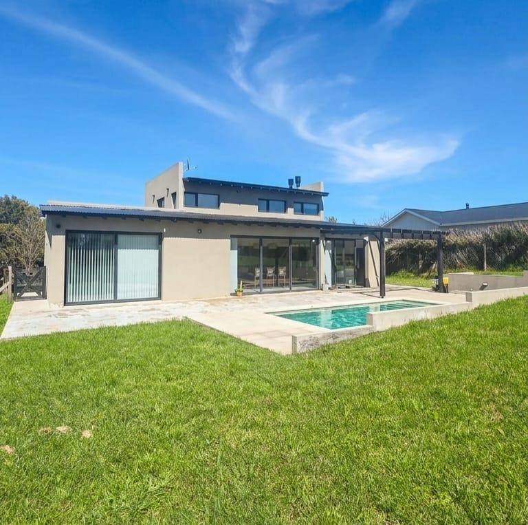 Casa 2 dorm, 935m² con pileta y parque — Barrancas de San Benito