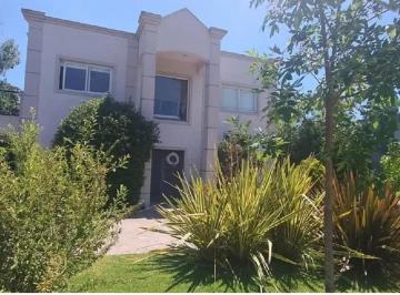 Casa · 142m² · 4 Ambientes · 4 Cocheras · Casa en Venta en La Montura con Pileta