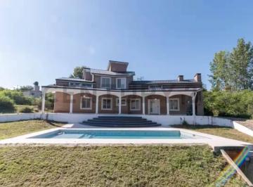 Casa · 520m² · 5 Ambientes · Venta Casa, Tanti, 4 Dorm.! Categoria!