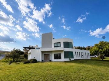 Casa · 130m² · 3 Ambientes · Casa en Amplio Terreno con Pileta y Potencial Ampliación
