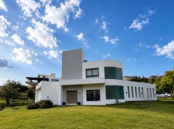 Casa · 130m² · 3 Ambientes · Casa en Amplio Terreno con Pileta y Potencial Ampliación