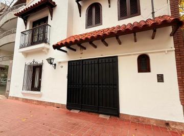Casa · 115m² · 3 Dormitorios · 1 Cochera · Sd Propiedades Ofrece a La Venta Importante Propiedad Sobre Calle Julio Leonidas Aguirre.