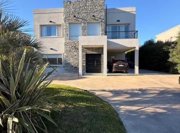Casa · 231m² · 7 Ambientes · 5 Cocheras · Casa en Venta - Barrio Lagos de Canning