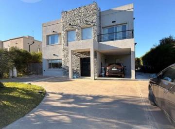 Casa · 231m² · 7 Ambientes · 5 Cocheras · Casa en Venta - Barrio Lagos de Canning