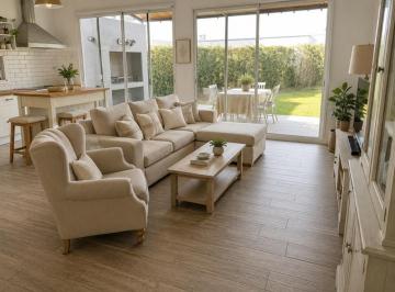 Casa · 122m² · 4 Ambientes · 2 Cocheras · Casa con Jardin y Parrilla