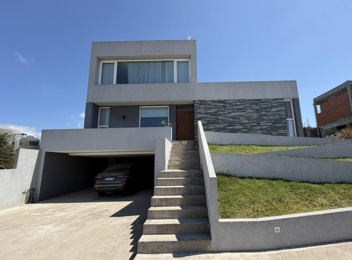 Casa · 170m² · 4 Ambientes · 2 Cocheras