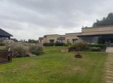 Casa · 312m² · 8 Ambientes · Fastuosa Casa en Venta Sobre Terreno 8640 m²