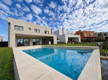 Casa · 239m² · 6 Ambientes · 3 Cocheras · Casa en Venta a Estrenar 5 Ambientes, Pileta, vista Al Lago