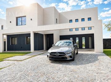 Casa · 239m² · 6 Ambientes · 3 Cocheras · Casa en Venta a Estrenar 5 Ambientes, Pileta, vista Al Lago