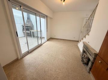 PH · 3 Ambientes · PH Al Contrafrente con Patio y Terraza
