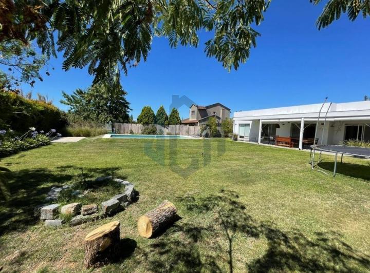 Casa · 140m² · 5 Ambientes · 2 Cocheras