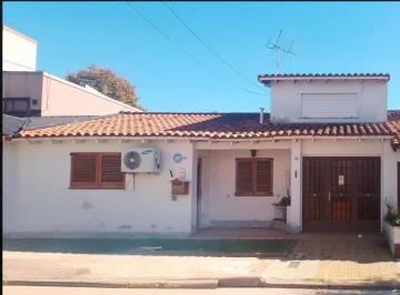 Casa · 152m² · 3 Ambientes · 2 Cocheras · Casa en Barrio Parque Saavedra. Lote 350 Mt