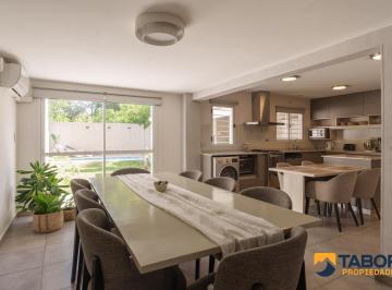 Casa · 157m² · 6 Ambientes · 1 Cochera · Dúplex en Venta con Pileta, Galería y Patio! | Jardín Claret | Ubicación Estratégica!