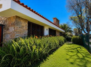 Casa · 369m² · 6 Ambientes · 2 Cocheras · Venta Casa 4 Dorm. Garaje Punta Gorda