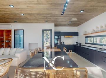 Casa · 201m² · 5 Ambientes · Casa en Venta en Costa Esmeralda 4 Dorm. Deportiva II