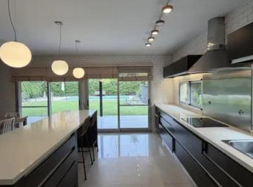 Casa · 245m² · 7 Ambientes · 4 Cocheras · Casa en La Alameda