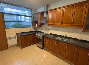 Casa · 215m² · 6 Ambientes · 4 Cocheras · Casa a La Venta en Cerro de Las Rosas 4 Dorm.