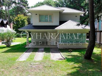 Casa · 807m² · 5 Ambientes · 1 Cochera · Casa en Venta