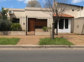 Casa · 118m² · 4 Ambientes · 1 Cochera · Venta Casa 4 Ambientes con Cochera en Caseros.