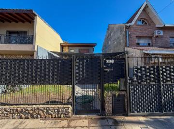Casa · 166m² · 4 Ambientes · 1 Cochera · Venta Casa Oportunidad Apto Credito 4 Amb Castelar