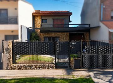 Casa · 166m² · 4 Ambientes · 1 Cochera · Venta Casa Oportunidad Apto Credito 4 Amb Castelar
