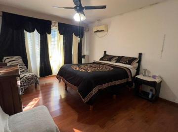 Casa · 182m² · 4 Ambientes · 2 Cocheras · Venta Chalet 4 Amb. Zona Residencial, Ituzaingo