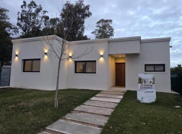 Casa · 3 Ambientes · 1 Cochera · Casa en Pilar