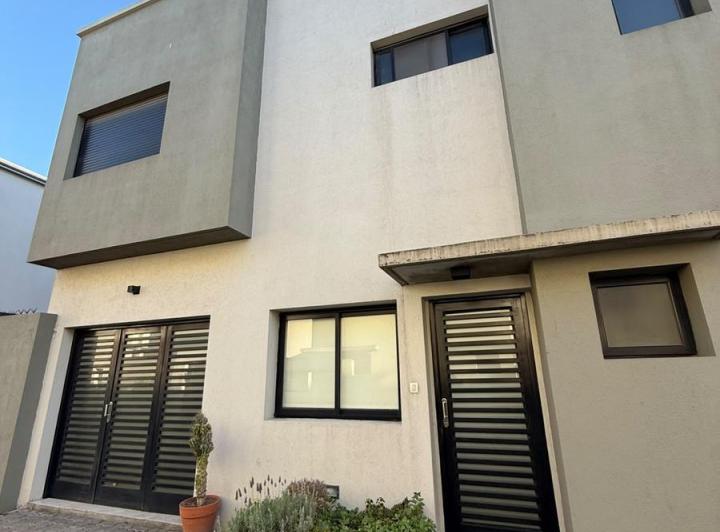 Casa en alquiler en Adrogue · 3 ambientes