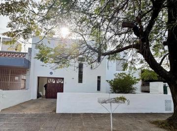 Casa · 230m² · 4 Ambientes · 2 Cocheras · Casa en Alquiler - 3 Dorm. - Patio - Bajo Palermo