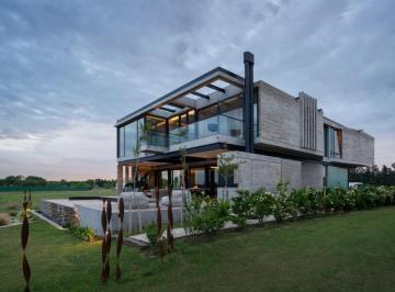 Casa · 580m² · 6 Ambientes · 6 Cocheras · Casa en Venta en Pilará - con Vista Al a Cancha de Golf
